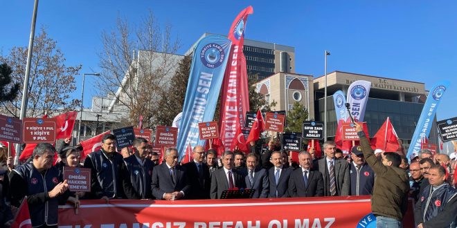 Türkiye genelinde tüm illerimizde eşzamanlı olarak düzenlediğimiz basın açıklamalarıyla kamu görevleri için Ek zam ve refah payı talebimizi bir kez daha dile getirdik.
